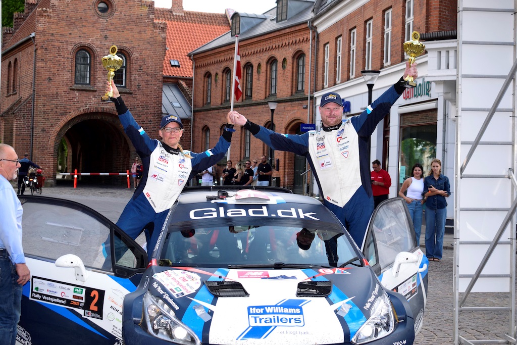Favoritterne Kenneth Madsen og Mette Felthaus bliver fejret som vindere på Torvet i Sorø lørdag aften.
(Foto: Michael Eisenberg)